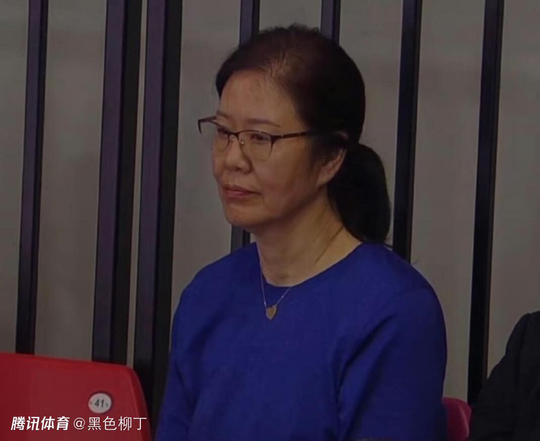 据《罗马体育报》报道，罗马准备在冬季转会期引进一名中后卫，但需要先出售斯皮纳佐拉筹集资金。